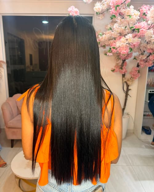 Cabello oscuro largo, liso y sin frizz después del alisado