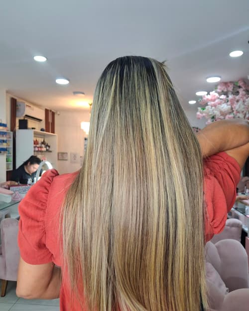 Cabello rubio largo sin frizz y con brillo después del botox capilar