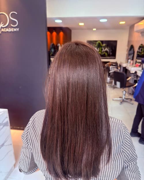 Cabello castaño con tinte parejo de raíz a puntas y acabado brillante