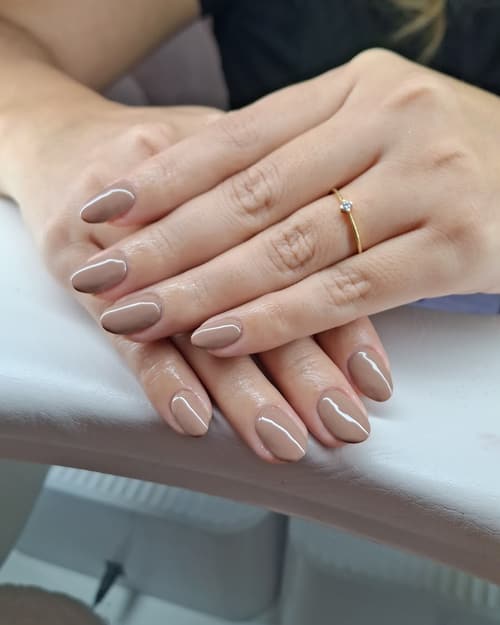 Manicura en gel color nude topo sobre uñas almendradas cortas