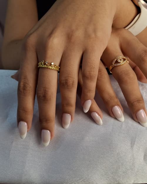 Manos con extensiones Soft Gel almendradas en francés blanco degradado